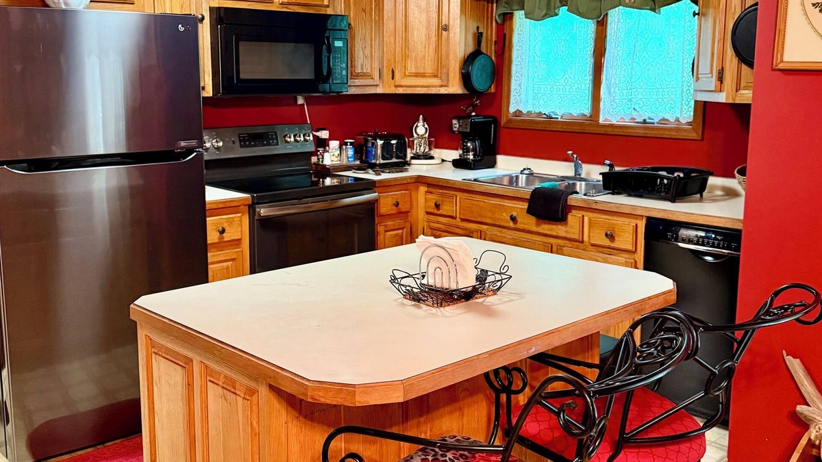 Delphia House | Big Tree Lodge- Near Leatherwood Off Road Park! 4 Bedrooms and 2 baths!