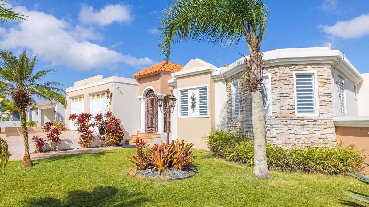 Aceitunas House | "Big Vacation House: Your Home Away From Home!"
