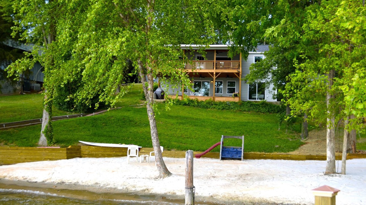 Steele Creek Cottage | Big water, wide view, amazing sunsets. RATES REDUCED for fall & winter getaways.