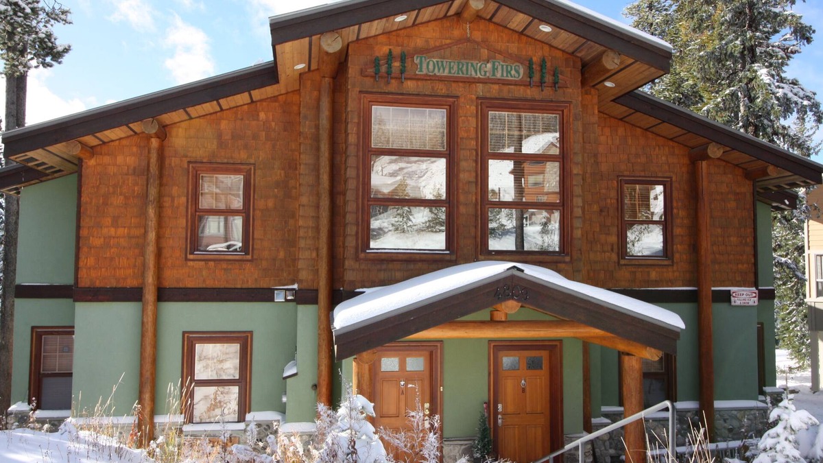 Snow Pine Estates Ski Chalet | Big White Snow Pines Chalet - Pet Friendly Sleeps up to 10, Private Hot Tub!!!