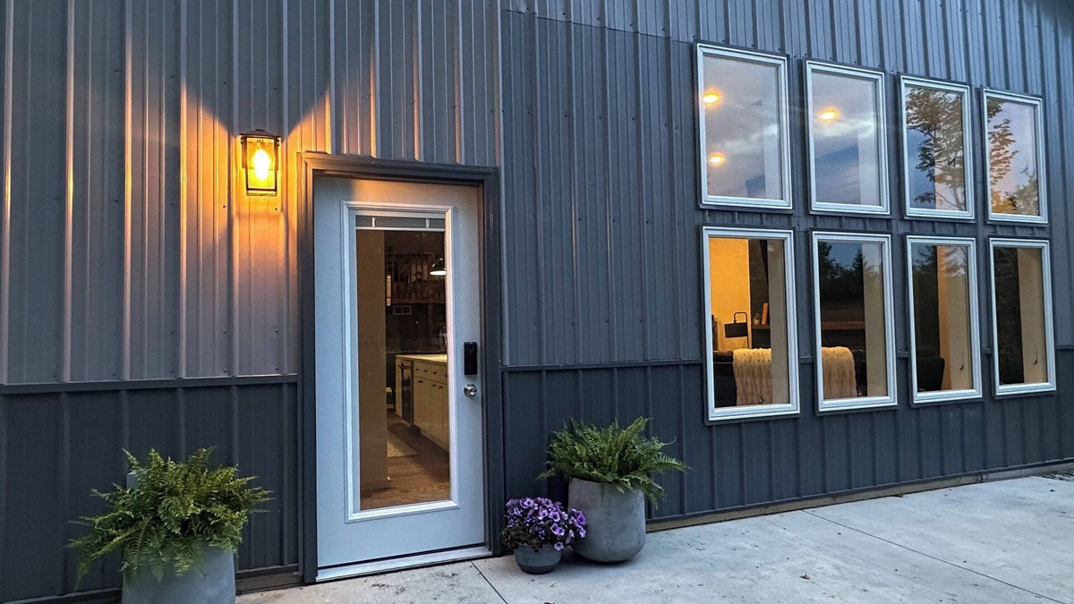 Horton House | Big Wolf Barn: Where Big Groups Have Big Fun, Lakegfront in Jackson, MI.