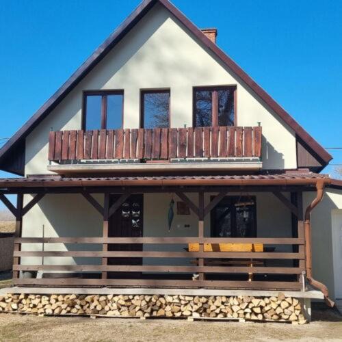 Szigetbecse Apartment | BigCarpHome