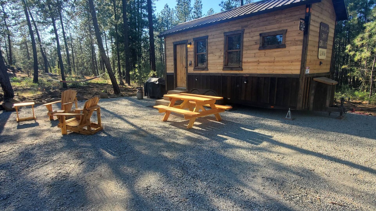 Cheney Cabin | Bigfoot Bungalow themed tiny home cabin! In the woods, 15 min from airport