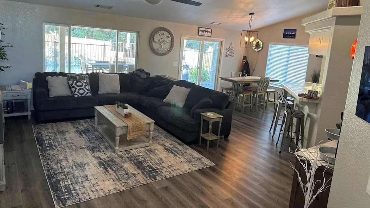 Shasta Lake House | Bigfoot house-10 min from the Lake with sparkling pool and all new furnishings.
