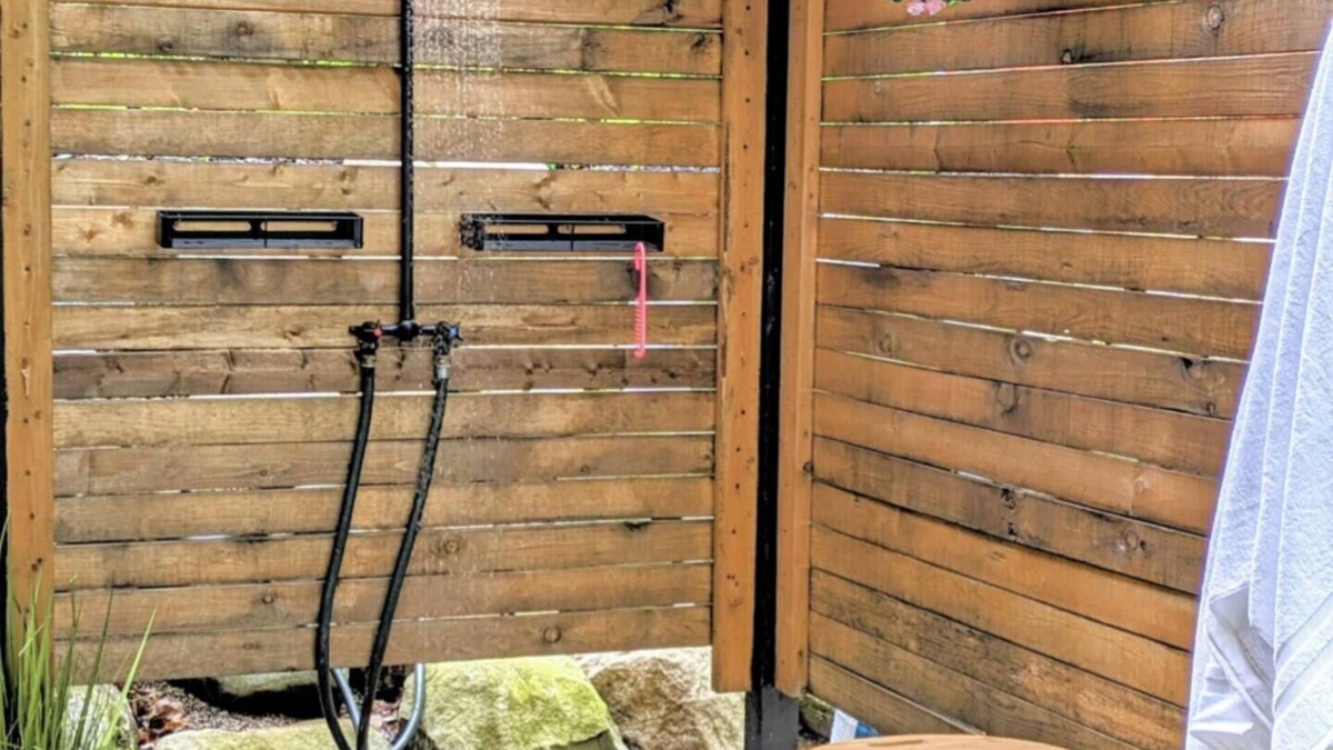 Farwell House | Bigfoot Retreat -Atv trails- Outdoor shower- Secret Game Room