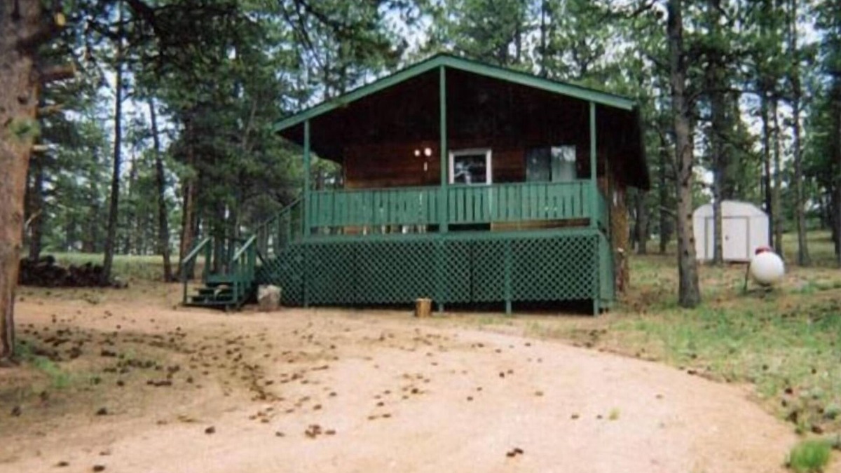 Florissant Cabin | Bigfoot Trail Cabin-Private and cozy with Hot Tub-Dog Friendly