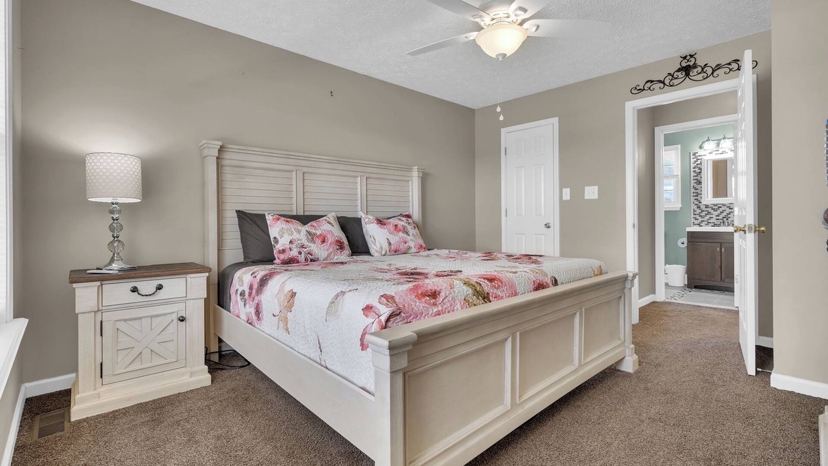 Oak Grove House | Bigger and Better BNB Mid-Term Stay with King Bed
