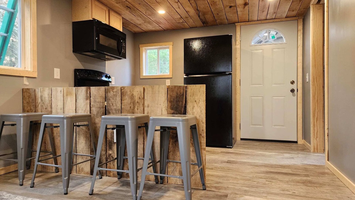Luther Cabin | Bigger on the Inside - Tiny House with 20 acres