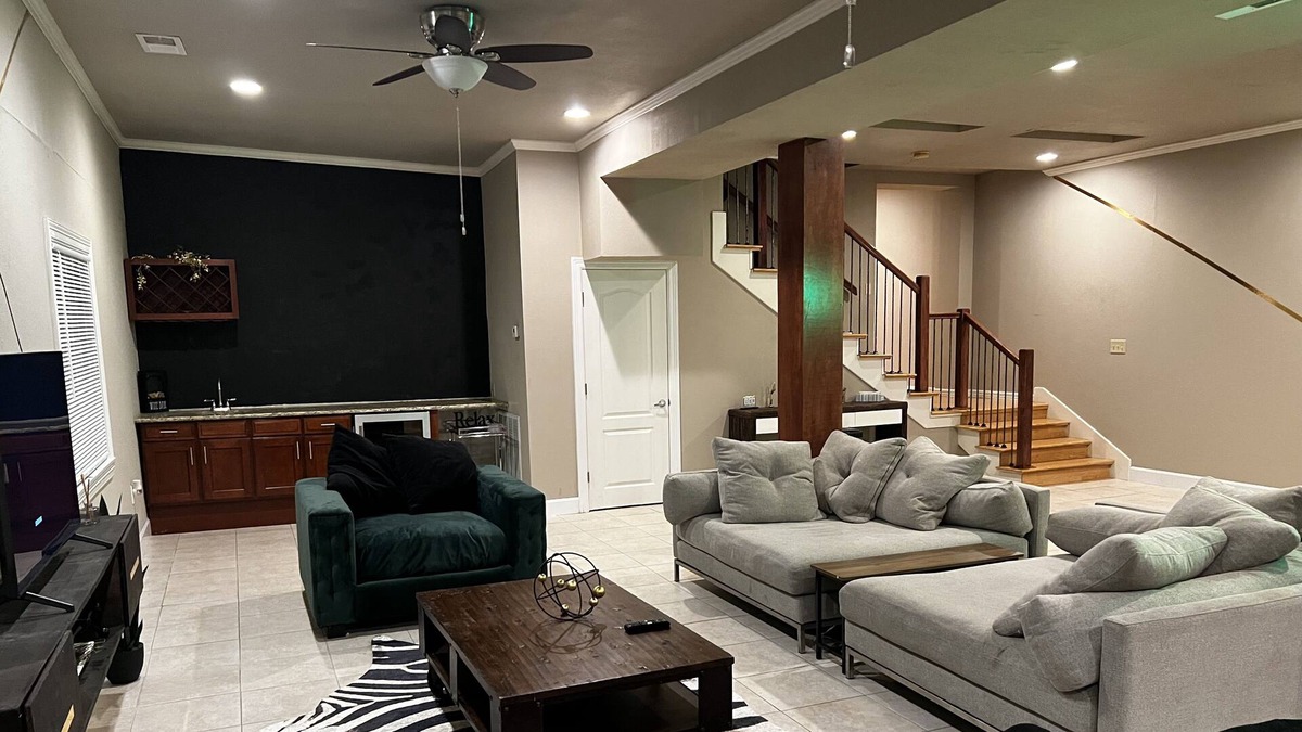 Lawrence Condo | Biggest 3 BDR loft Downtown Mass Street - 5 mins from KU