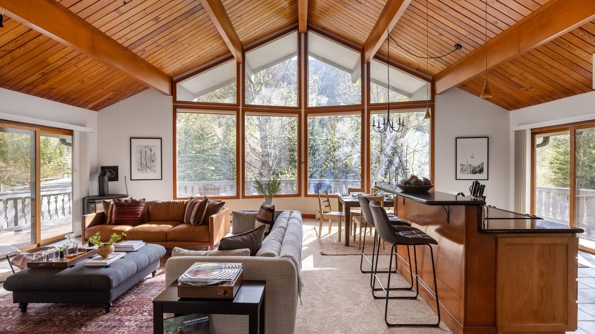Vail Cabin | Bighorn by AvantStay | Spacious Ski Cabin w/Sprawling Porch, Views & Hot Tub!