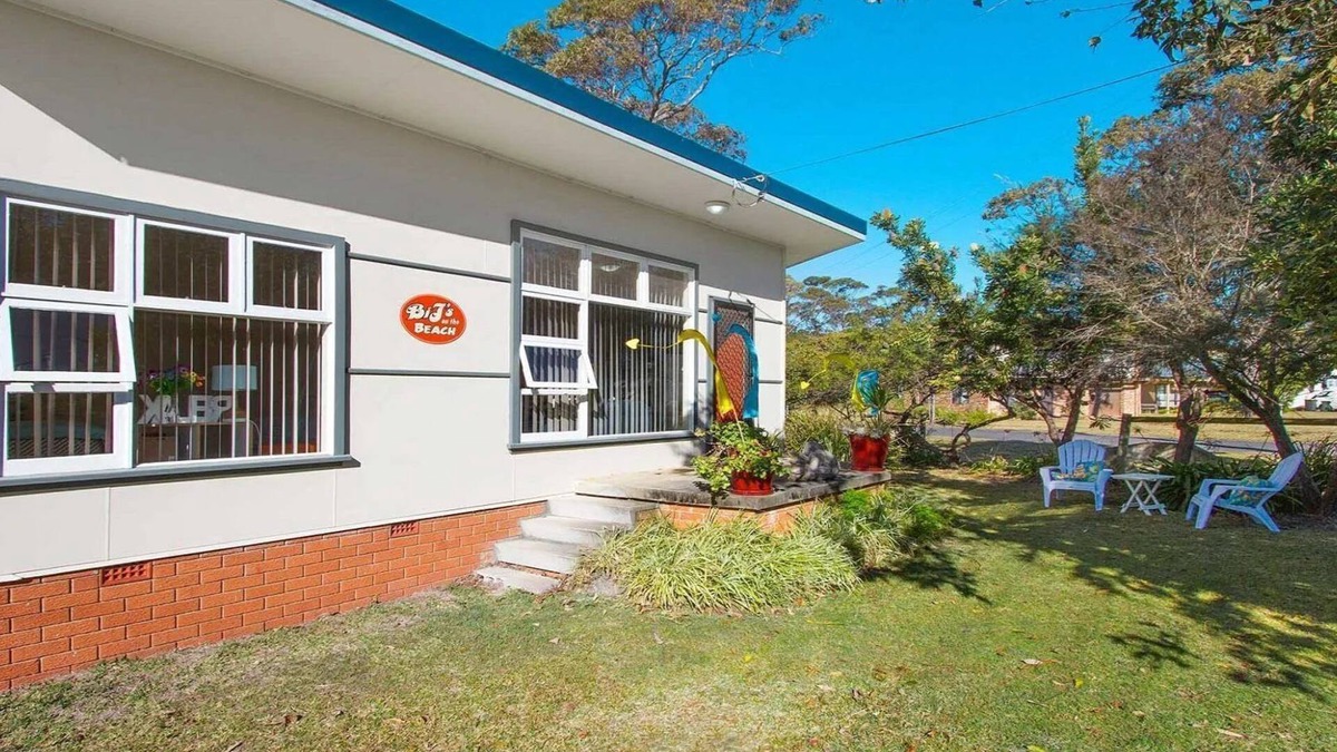 Lake Conjola Cottage | Bij's on the Beach – walking distance to beach