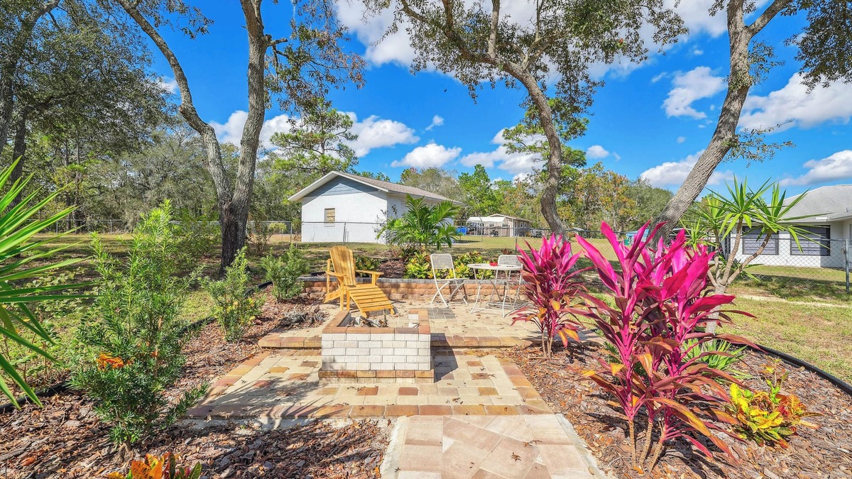 Lecanto Cottage | Bikes, Yard & Fire Pit at Upscale Lecanto Home!