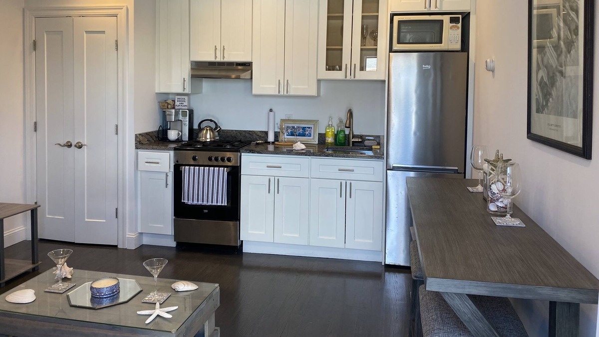 Long Beach Apartment | Bikinis & Martinis a Modern Beach Studio for 2 only 5 minute walk to the beach