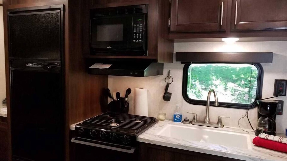 Helmsburg RV Rental | Bill Monroe Camper B