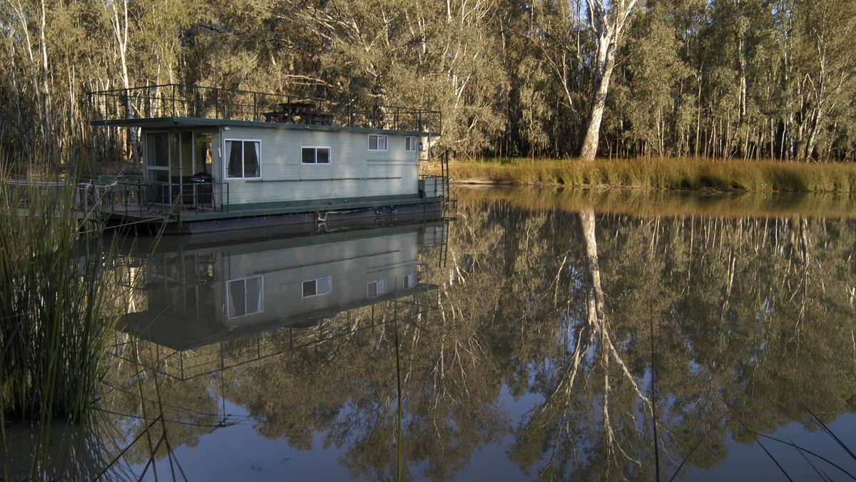 Brimin Cabin | Billabong Lodge - permanently moored houseboat