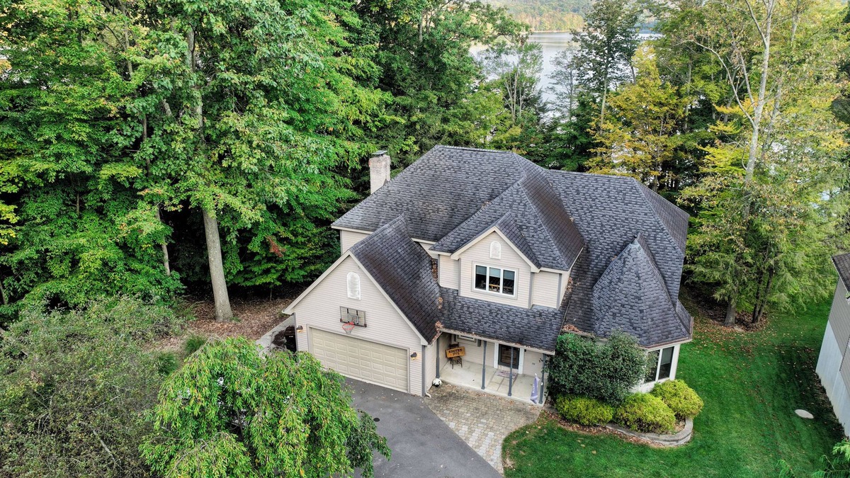 Treasure Lake House | Bimini Lakeside Retreat sleeps 14 with amenities galore! Hot Tub/Fire pit/Kayaks