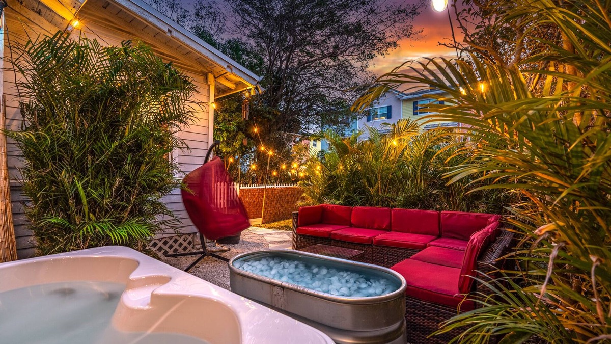 Mango Groves Cottage | Bio-Hackers! Beach 1 Mile, Cold Plunge, Sauna, Hot Tub, Xbox, Walk to Downtown!