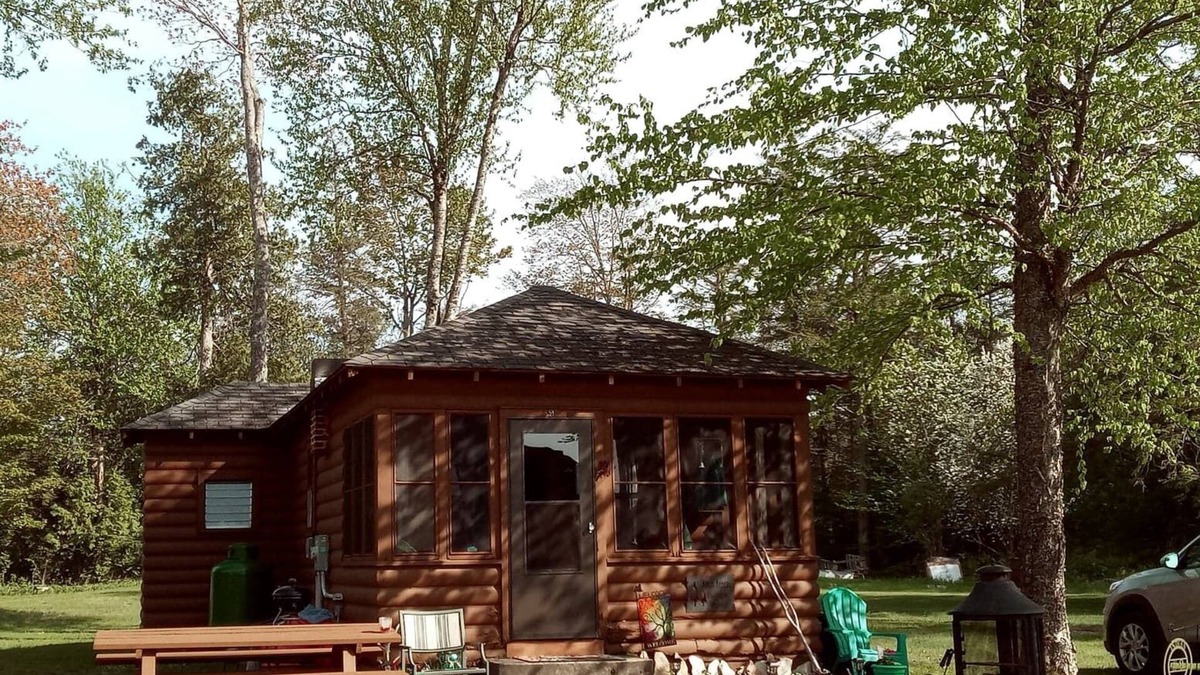 Manistique Cabin | Birch Breeze Bungalow: Autumn Retreat – Crisp Air, Fall Foliage & Lakeside Bliss!