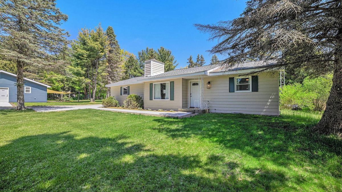 Alden House | BIRCH COTTAGE - Modern Lake House w/shared Frontage on Thayer Lake