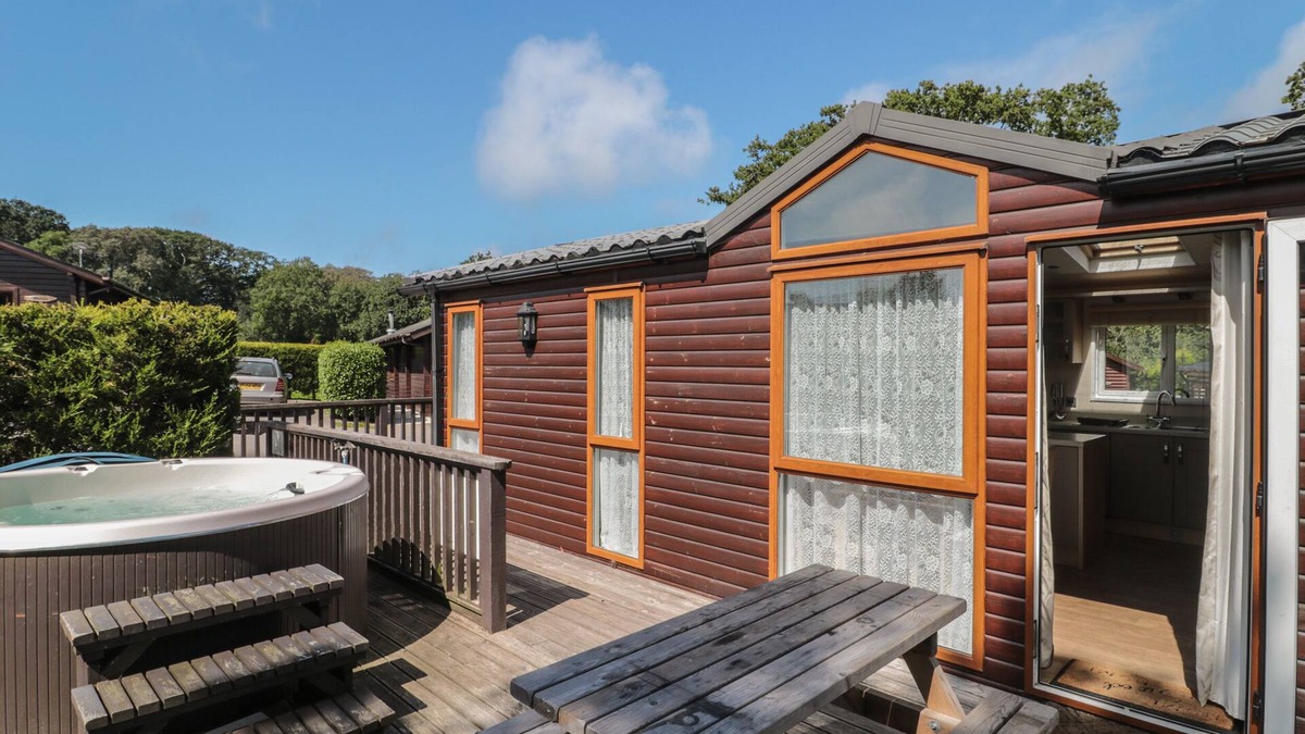 Swanage Cottage | BIRCH, family friendly, with hot tub in Swanage