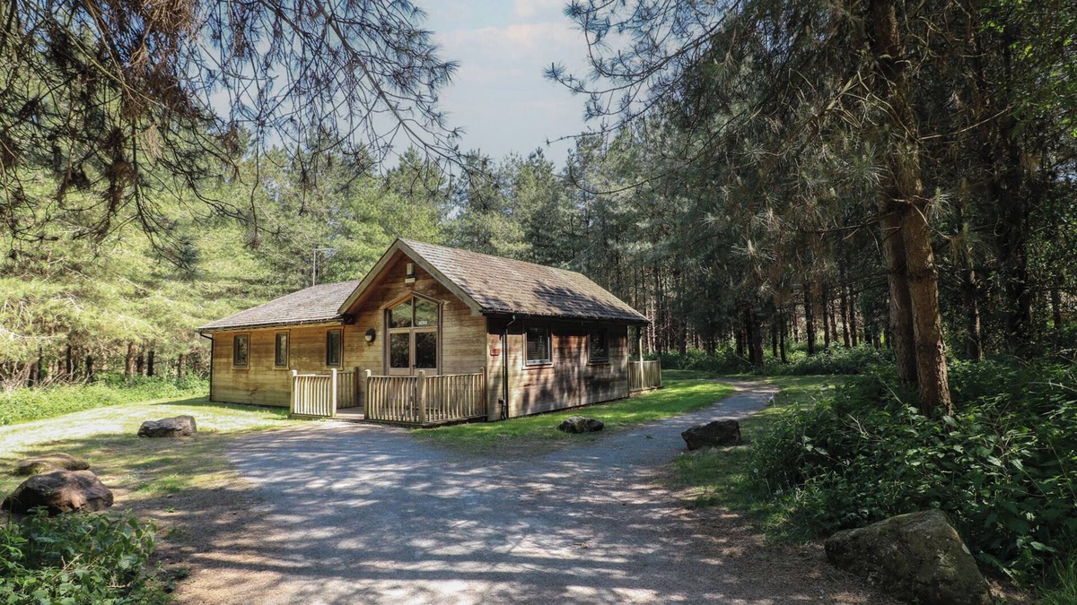 Rosliston Cottage | BIRCH LODGE, family friendly, with a garden in Rosliston