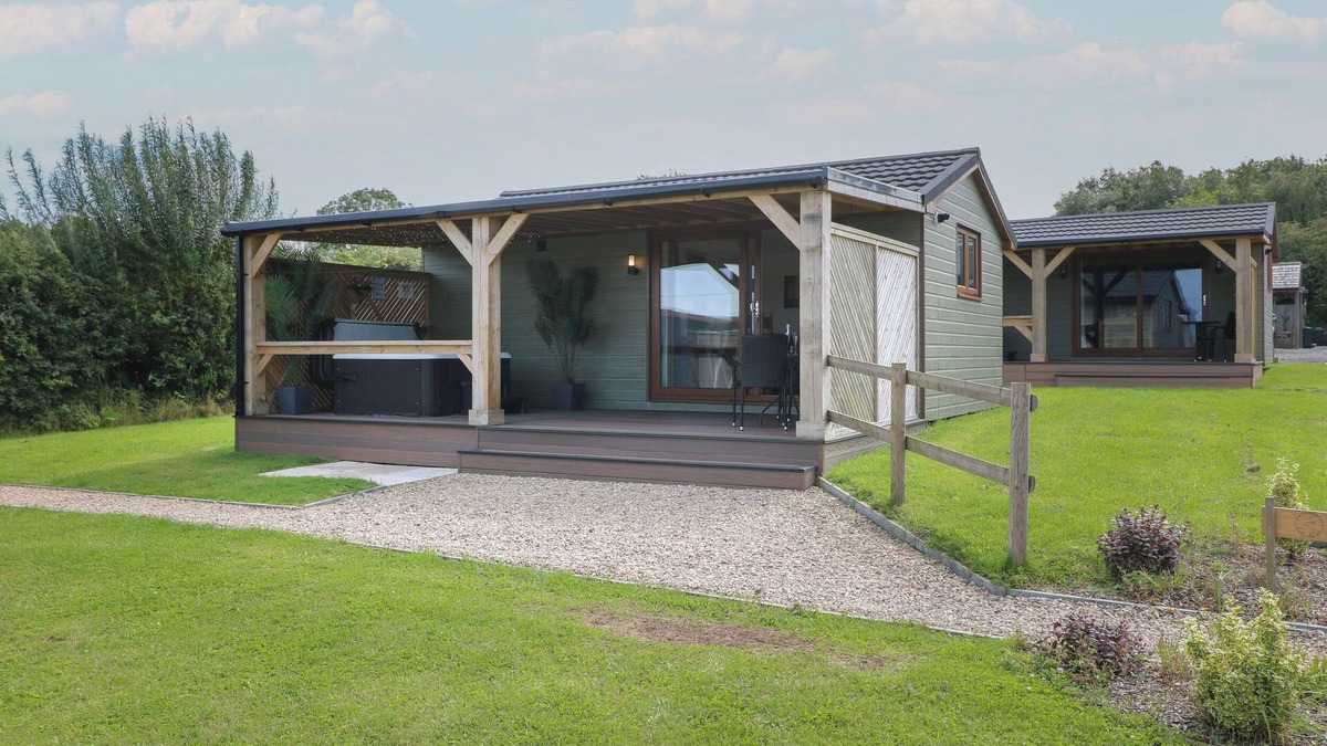 Swadlincote Cottage | BIRCH, romantic, luxury holiday cottage, with hot tub in Donisthorpe