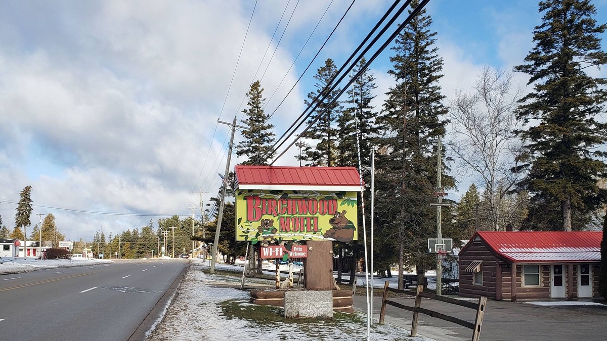 Evergreen Shores Hotel | Birchwood Motel