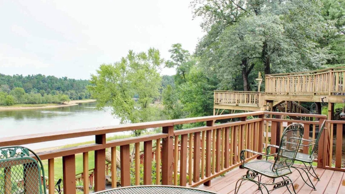 Lake Delton Cottage | Bird House on Wisconsin River