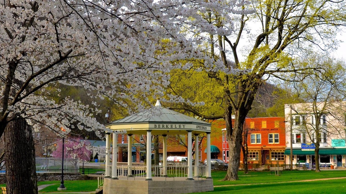 Berkeley Springs Bed & Breakfast | Bird Nest Suite In Town!- Inside Grand Castalian Bed and Breakfast