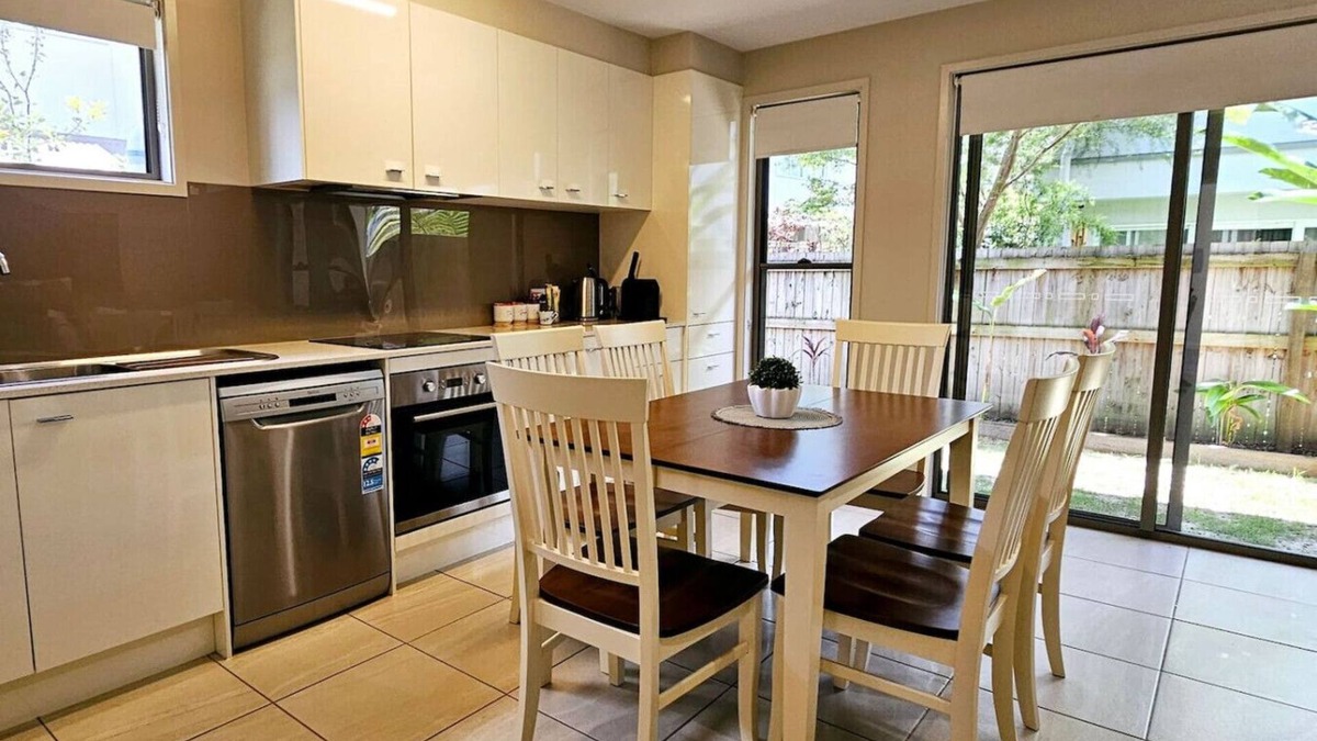 Beerwah Apartment | 'Bird of Paradise'@ Sunlight Swan Beerwah sleeps 6