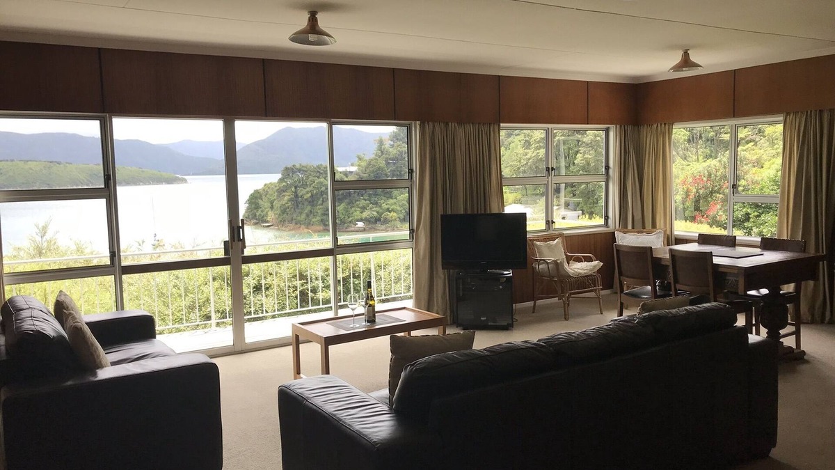 Waikawa Bay Cottage | Bird Song Cottage in Wharetukura Bay-sunny,beach,paradise