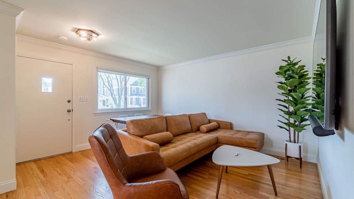 Birmingham House | Birdhouse Bham ★ 86" TV ★ Sonos Spkrs ★ Massage Chairs ★ Desk ★ Retro Arcade