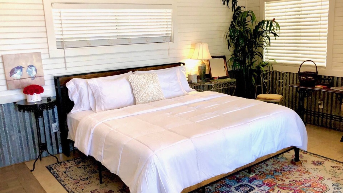 Pedernales Bend Cottage | BIRDHOUSE COTTAGE - King Bed: Cozy cottage with Lake Views & Access