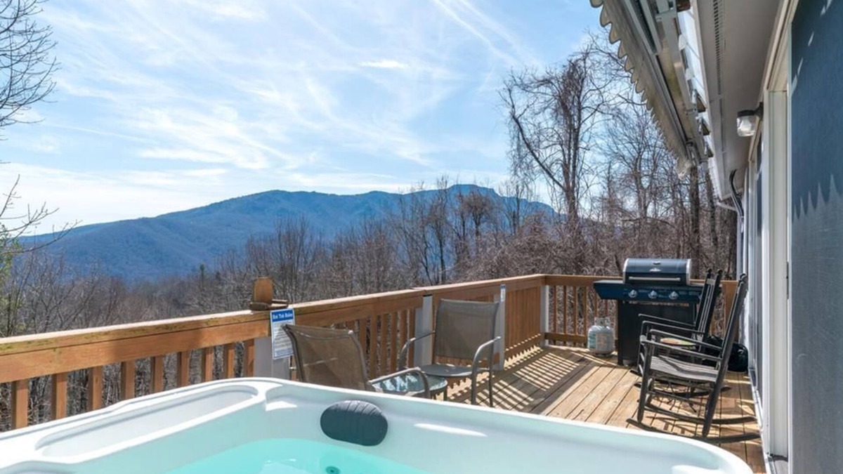 Seven Devils House | Birds Nest: DISCOUNT ADDED, Hot Tub w/Mountain View, Whirlpool Bath, One Level, Gas Grill, Key.