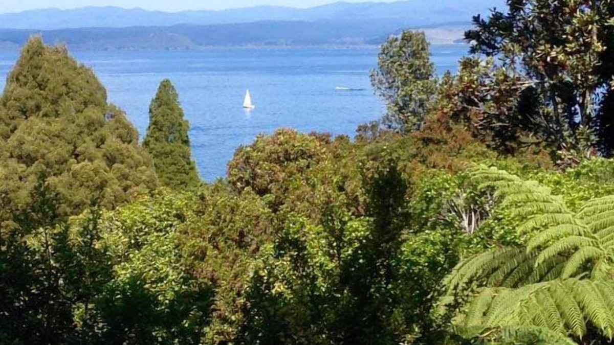 Omori House | Birdsong and Lakeviews