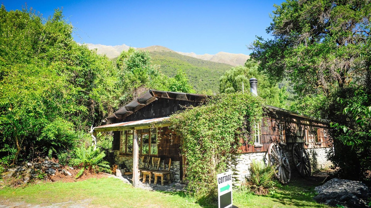 Makarora Cottage | Birdsong Cottage - nestled up against Mt Aspiring National Park with Spa