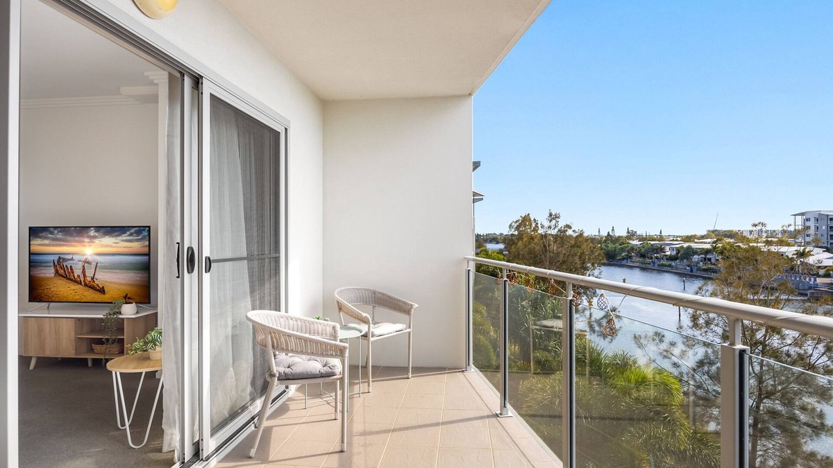 Birtinya Apartment | Birtinya 1-Bed with Canal Views and Pool