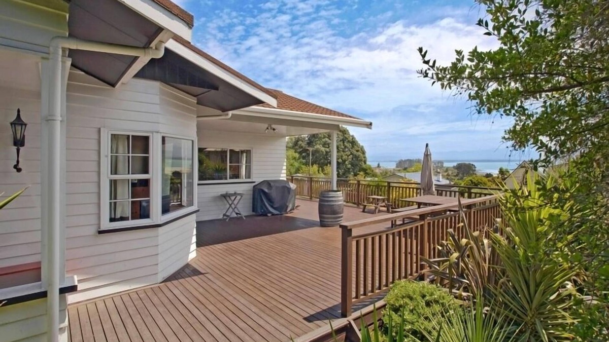 Nelson House | Bisley Holiday House overlooks Nelson’s beautiful Tahunanui