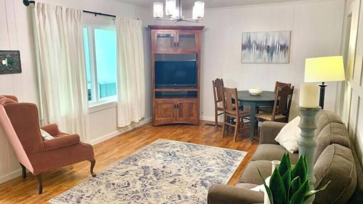 Searcy House | Bison Hall 4, no cleaning fee, near court square