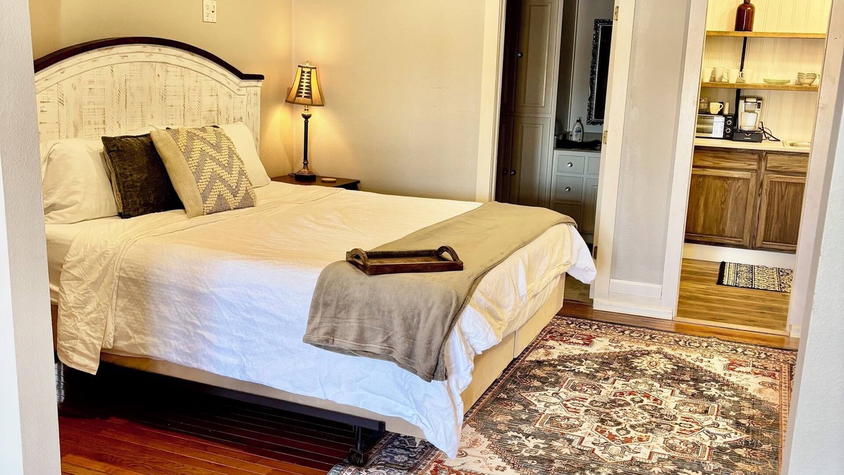 Searcy House | Bison Hall 6, No cleaning fee, 1 block from court square