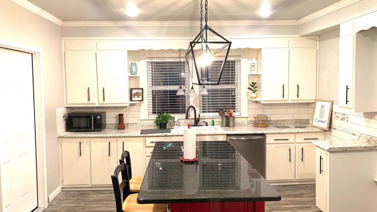 Searcy House | Bison Hall 7, no cleaning fee, near court square