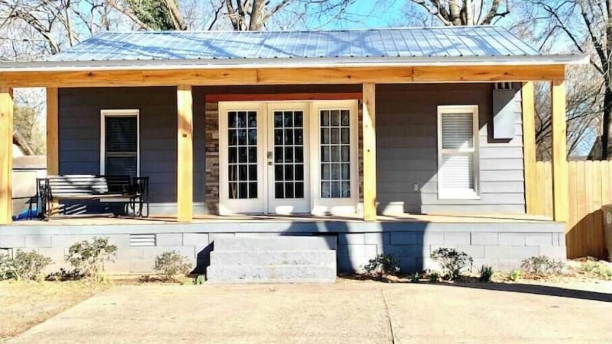 Searcy House | Bison Home, no cleaning fee. 1 block from Harding