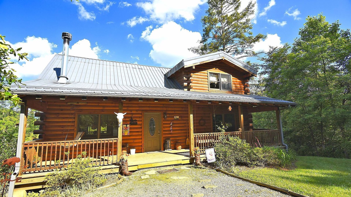 Clyde Cabin | Bison Overlook Lodge. on a 65 Acre Bison Ranch!