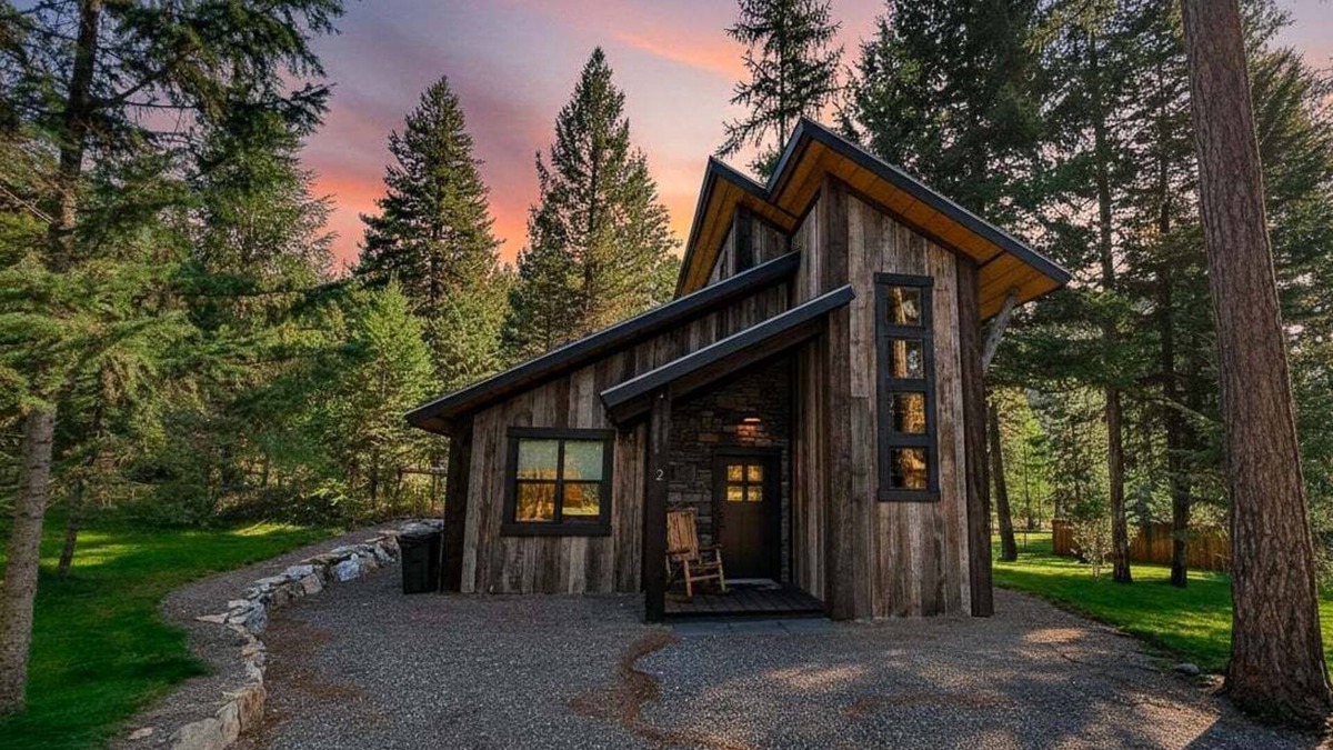 Whitefish House | Bison Ridge Cabin #2 | Pet Friendly | 3BR Getaway w/Hot Tub, Fire Pit & Grill | Sleeps 8!