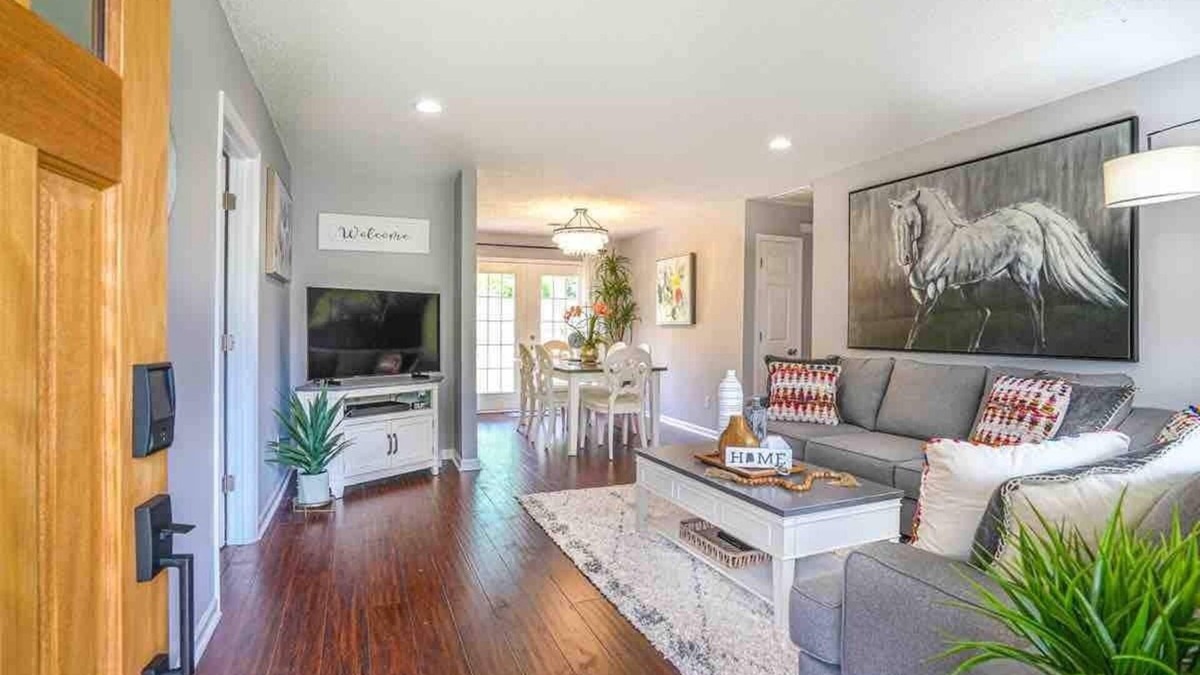 Madison House | ‘Bit-O-Glam’ Welcomes You! Beautiful 3 Bedroom 2 Bath Home!