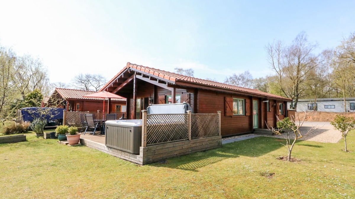 Tattershall Cottage | BITTERN LODGE, pet friendly in Tattershall Lakes Country Park