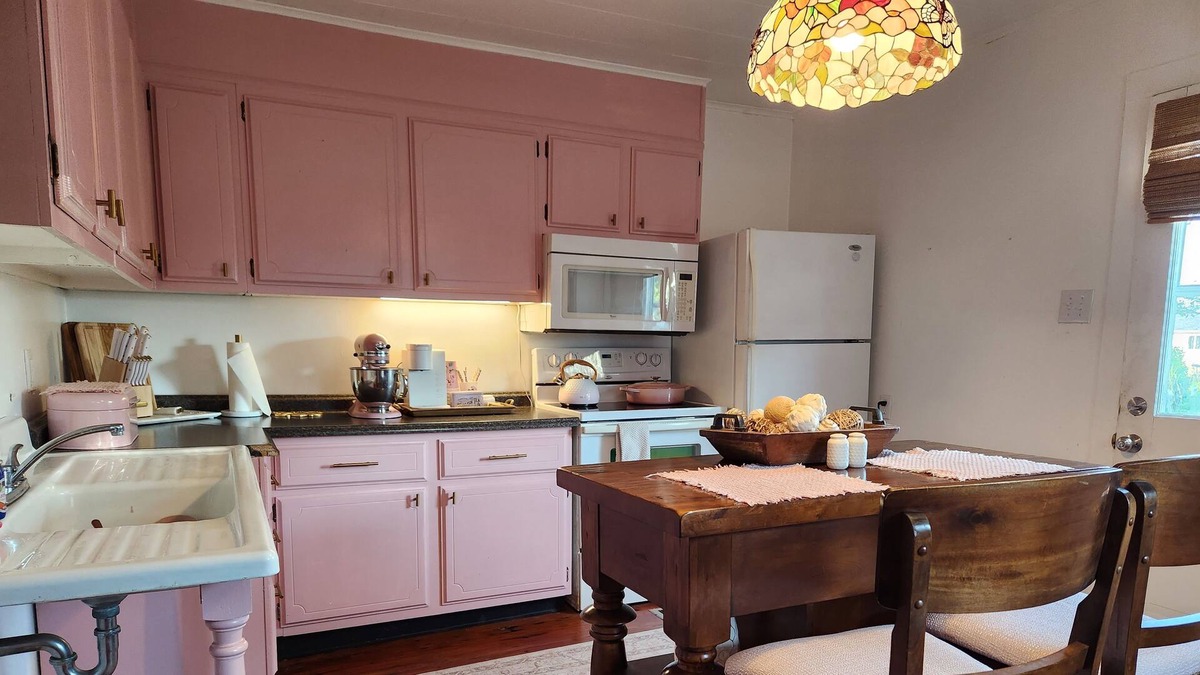 Ewell House | Bizzys Bungalow, 2 bedroom with wifi and golf cart