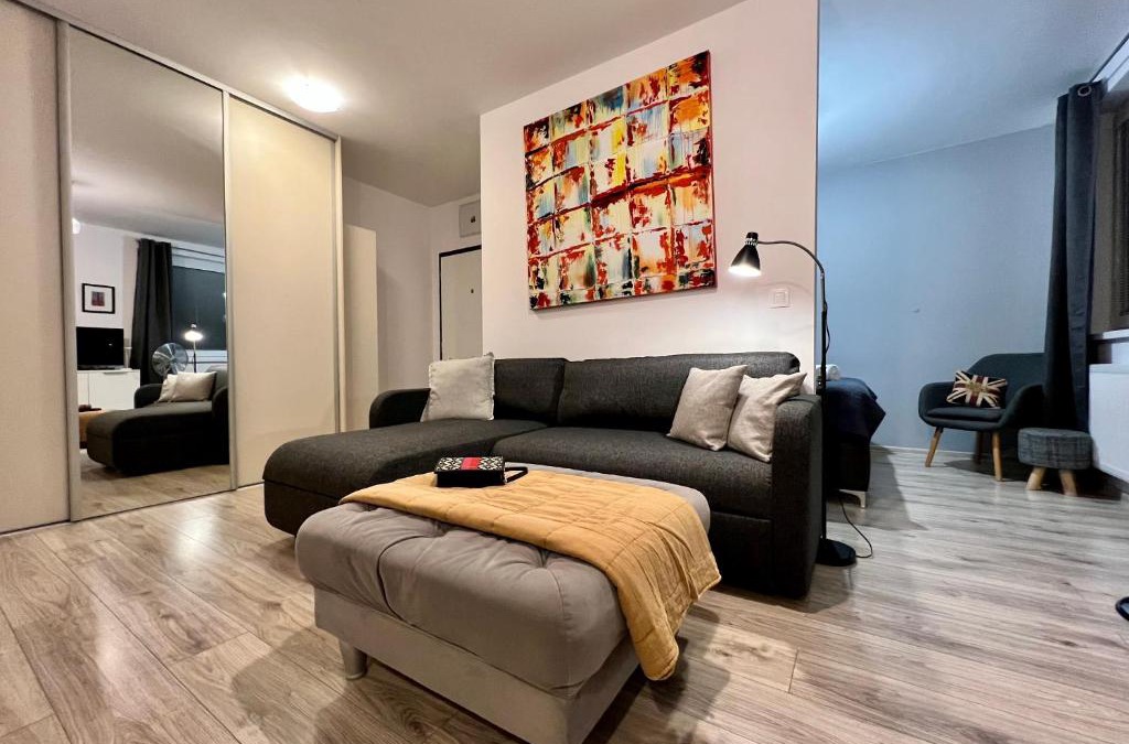 Banska Bystrica Apartment | BL - The Apartment Lenka, 24hr Self Check-in, Free Private Parking, Balcony with Mountain View, 5 minute walk to City Center
