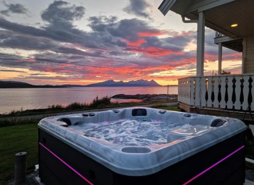 Lyngen House | Blabergan Lodge