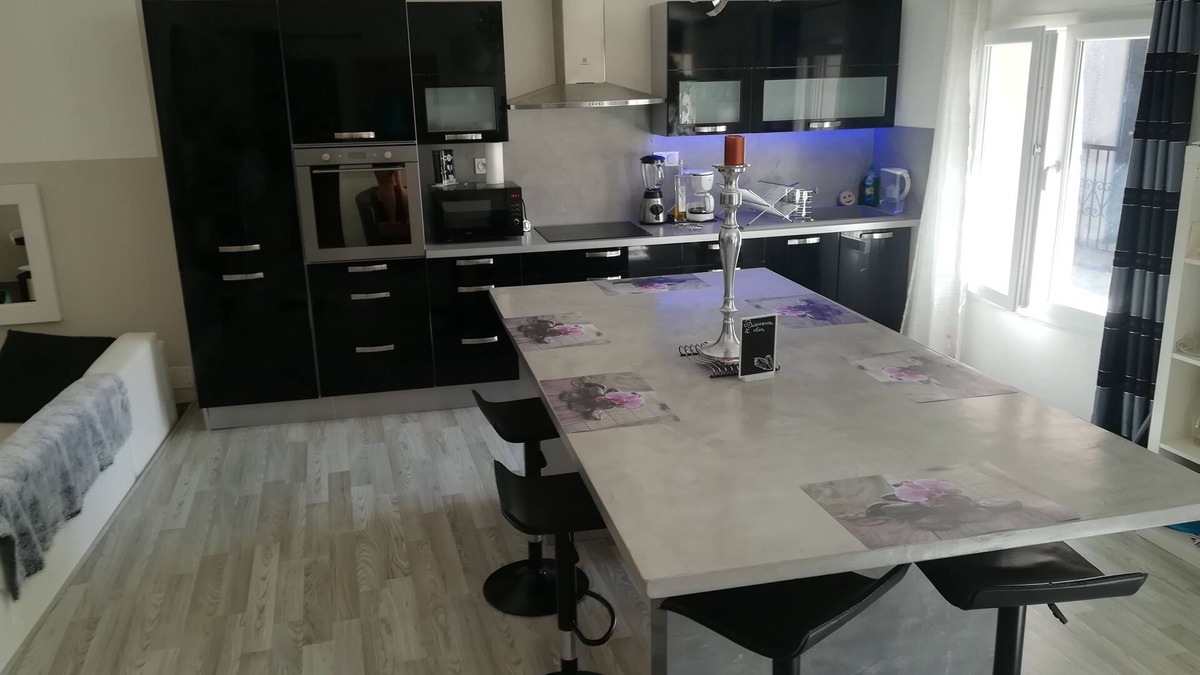 Alignan-du-Vent Apartment | Black and White